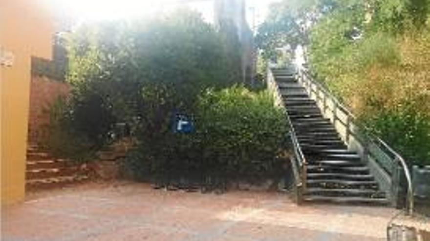 En l&#039;actualitat hi ha unes escales des d&#039;on s&#039;arriba a l&#039;escola Annexa.