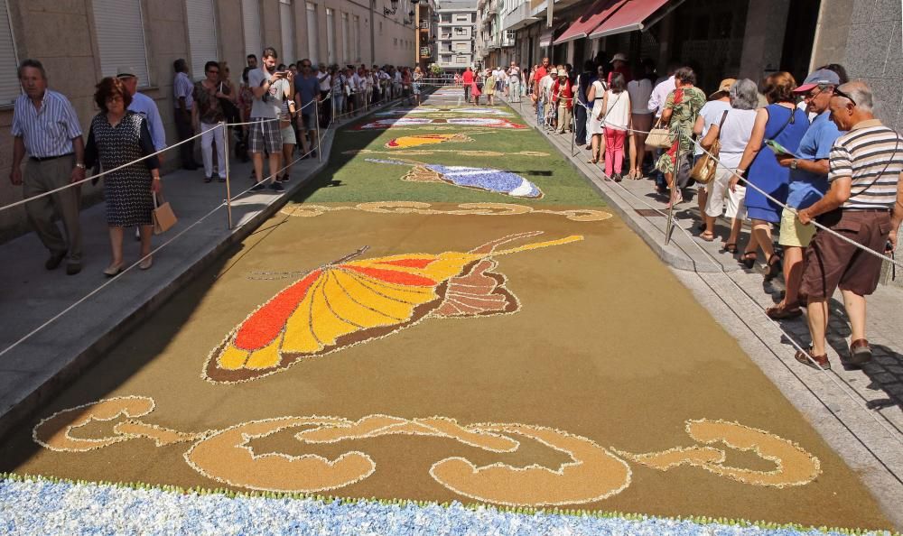 Miles de personas abarrotan las calles de la villa del Tea para disfrutar del Corpus y de las alfombras florales.