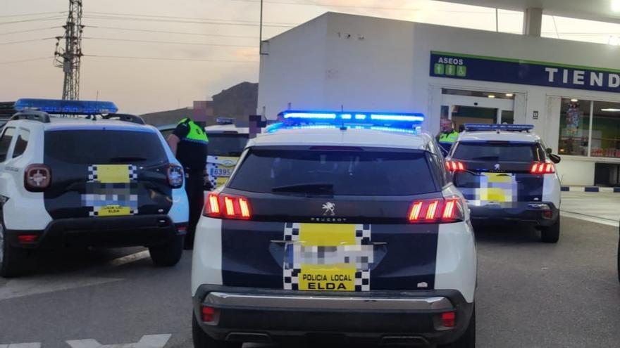 El momento de la detención en la gasolinera de la avenida de los Condes de Elda.