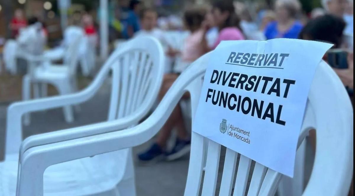 En 2024 Moncada anunció sillas reservadas en sus fiestas para personas con movilidad reducida.