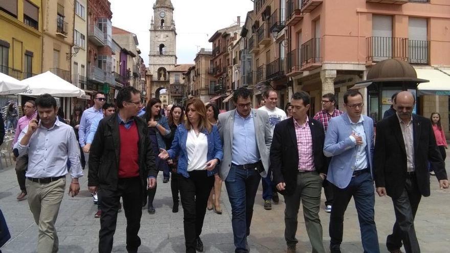 Susana Díaz pasea por Toro acompañada de Tomás del Bien y otros militantes socialistas.