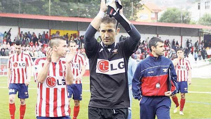 Nando, en primer término, saluda tras el partido. // C. Giménez