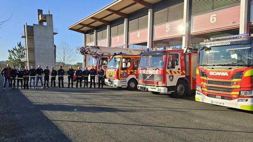 Un roble caído interrumpe el tráfico y deja sin suministro eléctrico a la parroquia de Brocos en Vila de Cruces