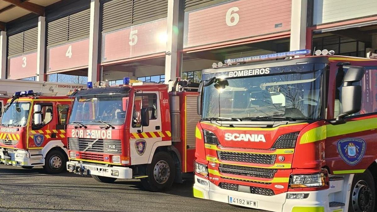 Camiones de los bomberos en su sede en Silleda.