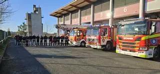Un roble caído interrumpe el tráfico y deja sin suministro eléctrico a la parroquia de Brocos en Vila de Cruces