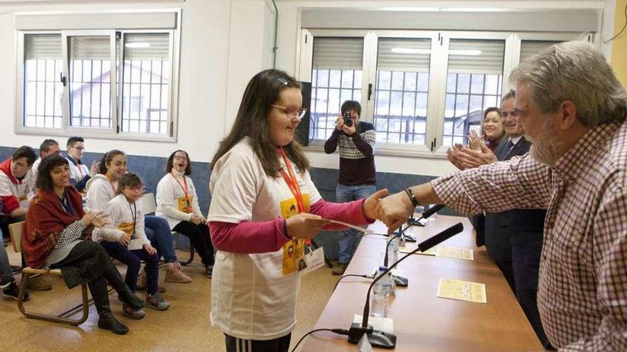 Tamara Trapiello recibe su diploma de manos de Manuel Fanjul.