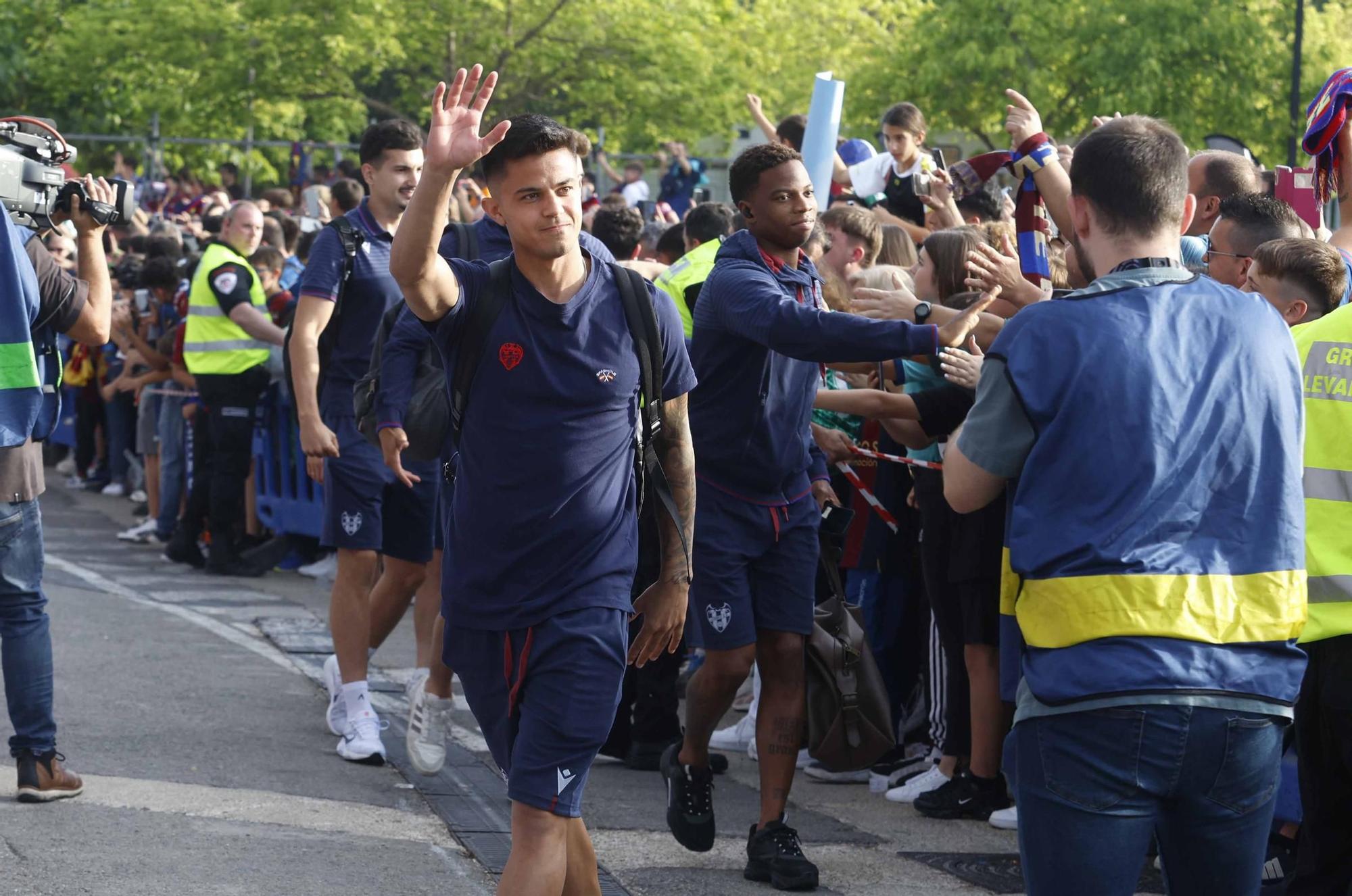 Recibimiento de la afición levantinista al equipo