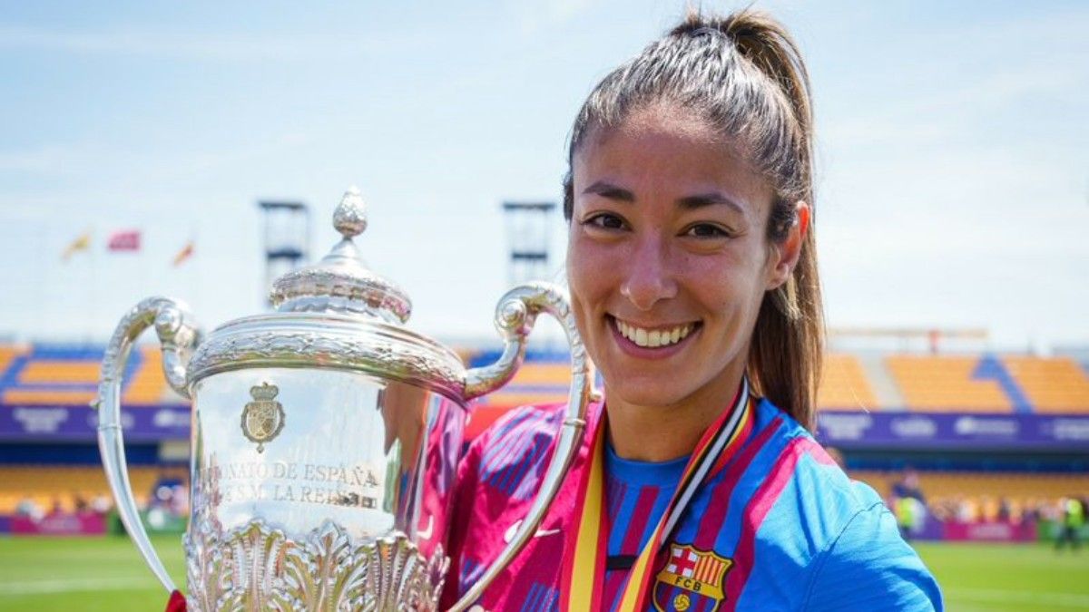 Leila posa con la Copa de la Reina, su último título como azulgrana.