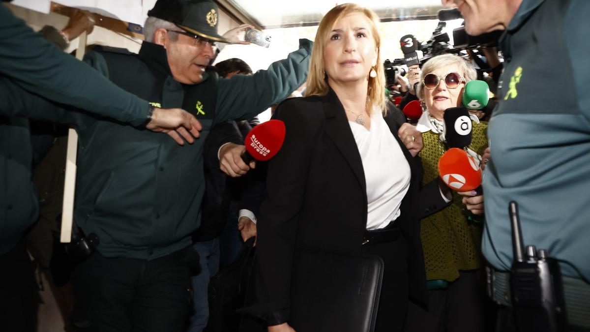 La llegada de la exconsellera Pradas y Argüeso para declarar como imputados por la gestión de la dana