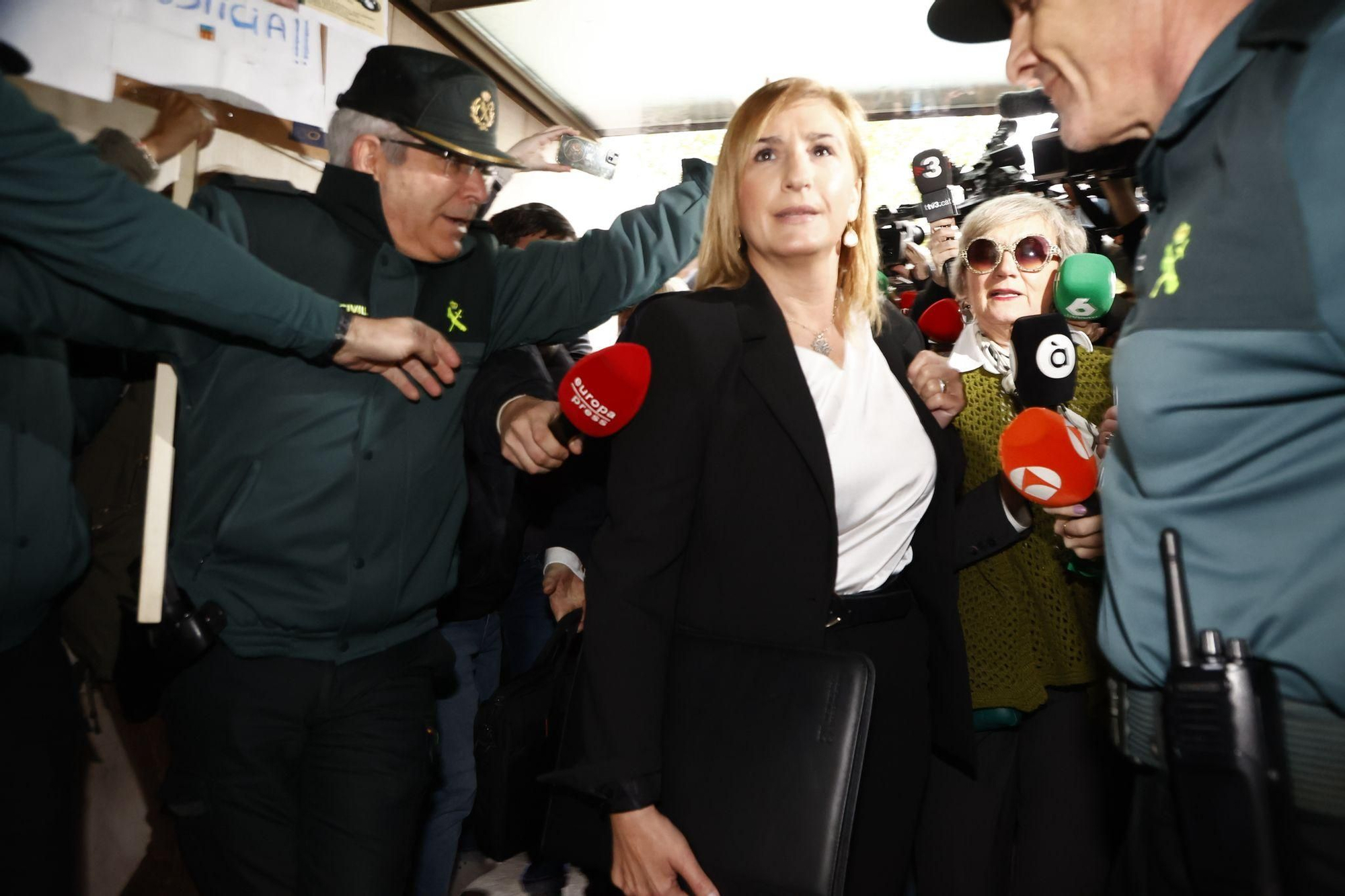 La llegada de la exconsellera Pradas y Argüeso para declarar como imputados por la gestión de la dana