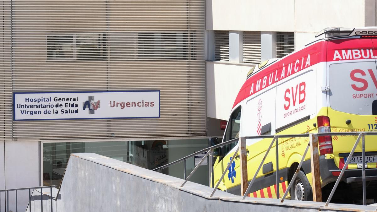 Una ambulancia entrando a Urgencias del Hospital de Elda.