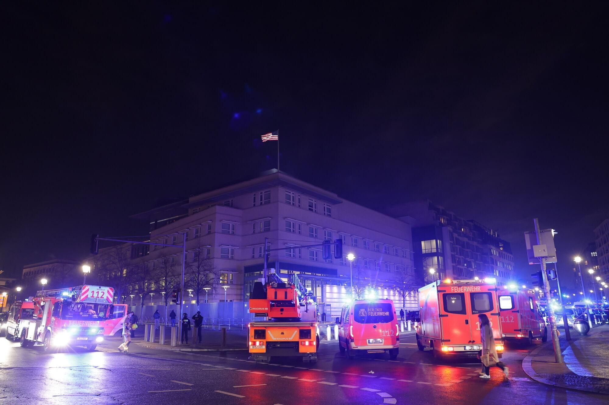 Berlin (Germany), 21/02/2025.- Ambulances park in front of the US Embassy and near a crime scene at the Holocaust Memorial in Berlin, Germany, 21 February 2025. On Friday evening at around 6pm, a man was seriously injured. The police cordoned off a large area. Officers are searching the memorial grounds. According to the police, the man was injured by a sharp object and was taken to hospital by the fire brigade's ambulance service. (Alemania) EFE/EPA/CHRISTOPHER NEUNDORF