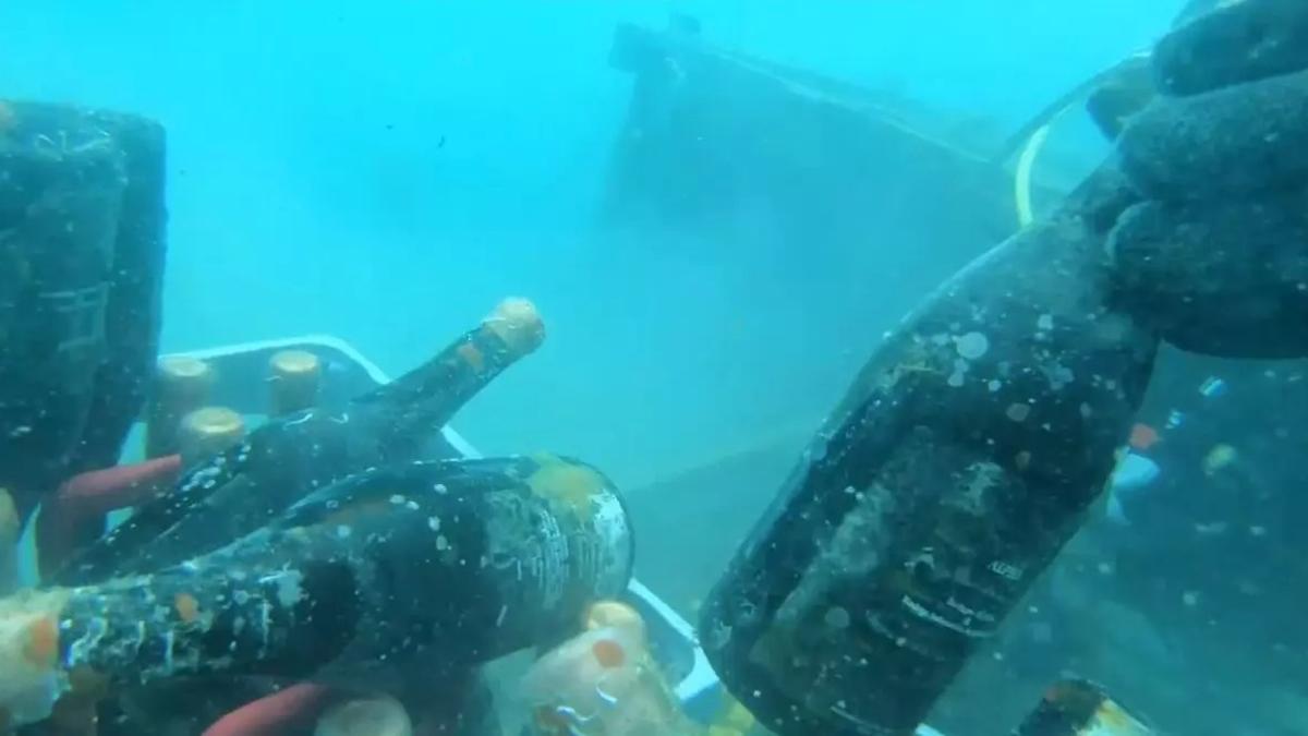 Varias de las botellas que la bodega alicantina madura bajo el mar.