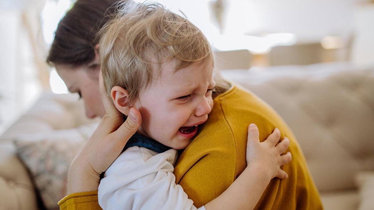 Dependencia emocional en niños: seis formas de empezar a gestionarla ( niño o niña llorando con su madre)