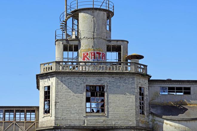 Un nuevo grafiti "corona" la Panificadora