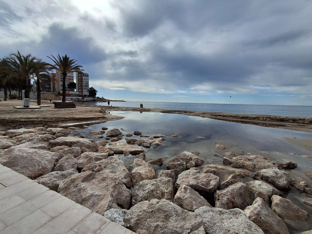Las lluvias han dañado la playa de La Albufereta de Alicante.