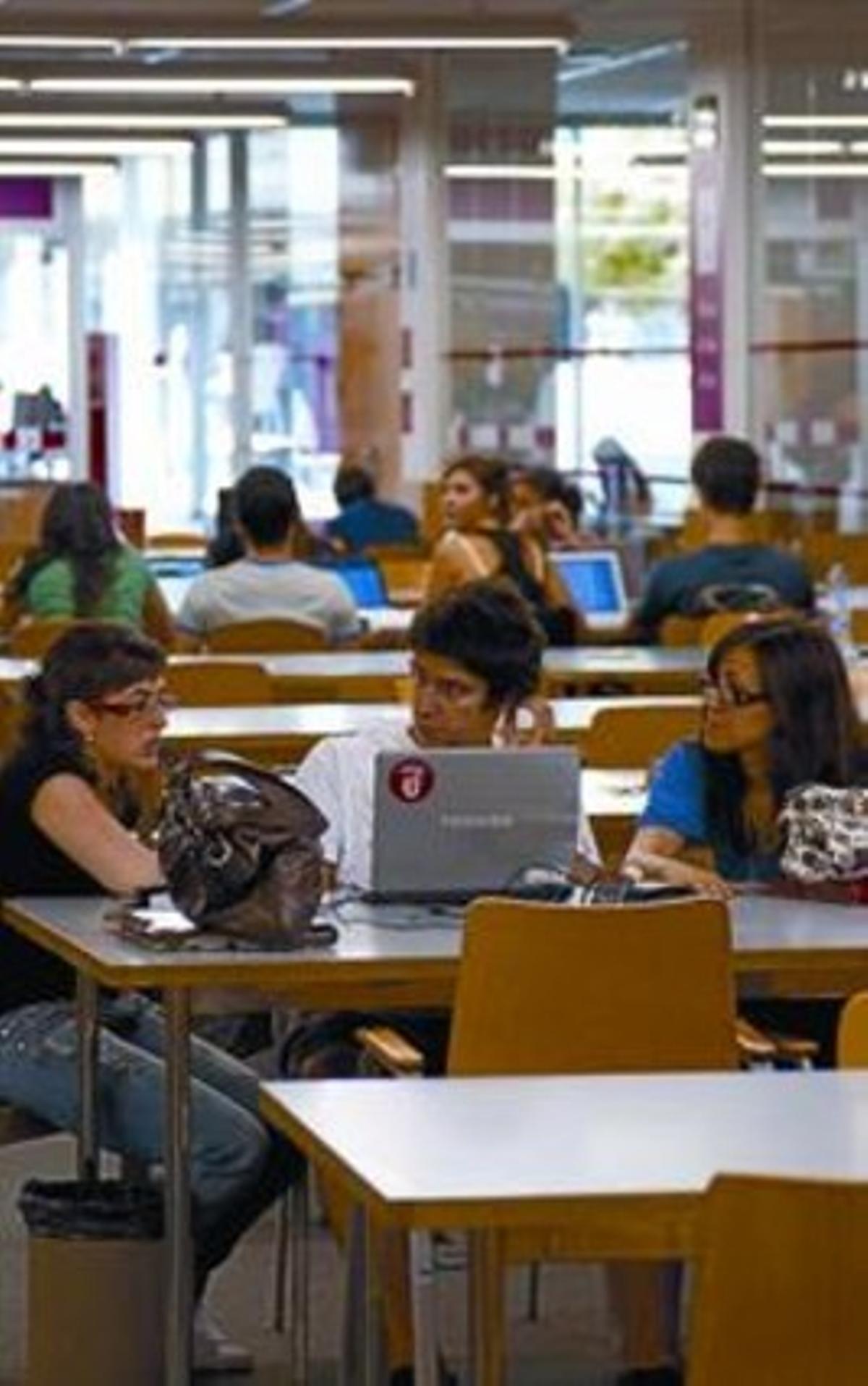 Alumnes de la Universitat Pompeu Fabra, en una sala d’estudi.