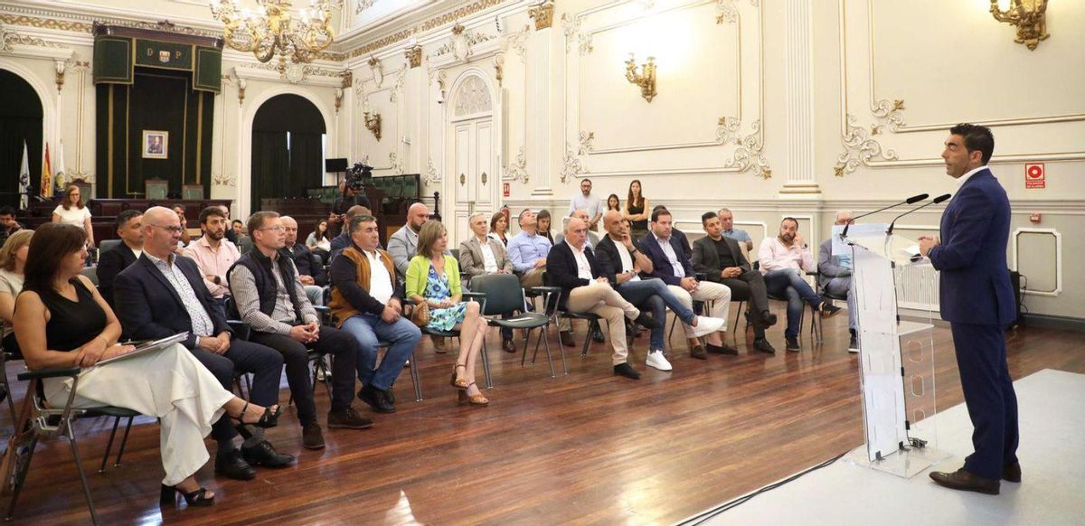 Luis López interviene ante autoridades como el alcalde de Bueu, Félix Juncal. |  FdV