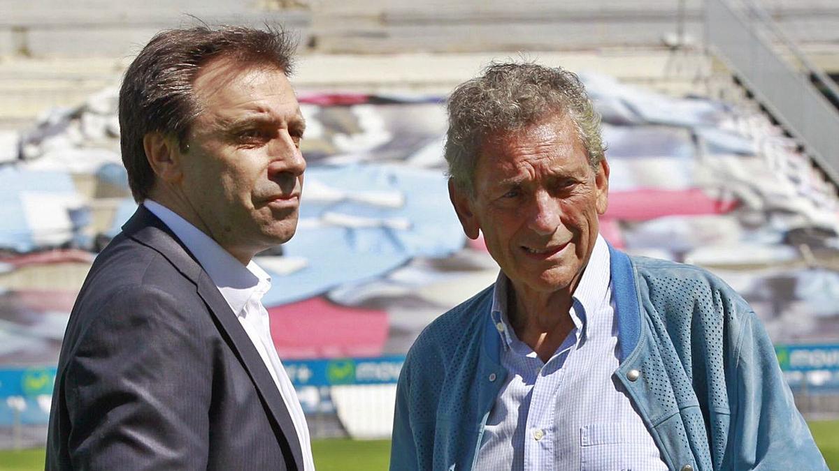 El director deportivo del Celta, Felipe Miñambres, con el presidente Carlos Mouriño, en el estadio de Balaídos. |  // JOSÉ LORES