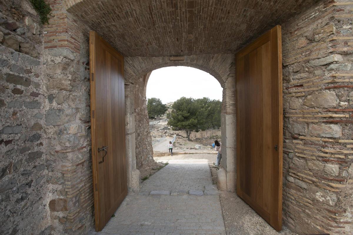 Puerta colocada para preservar la existente y asegurar que la nueva resiste mejor al aire libre.