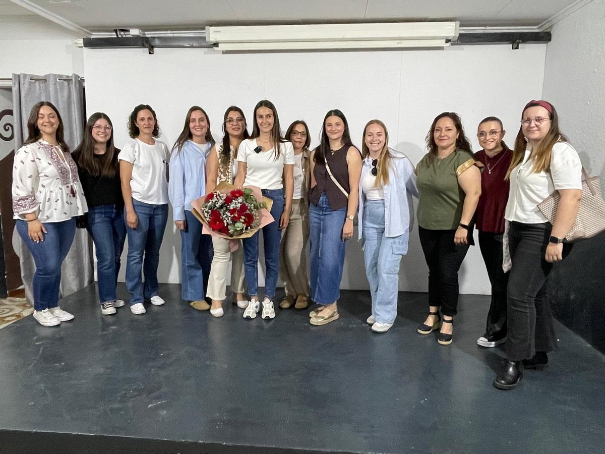 Ana Arbona, con las falleras mayores de las comisiones de Carcaixent.