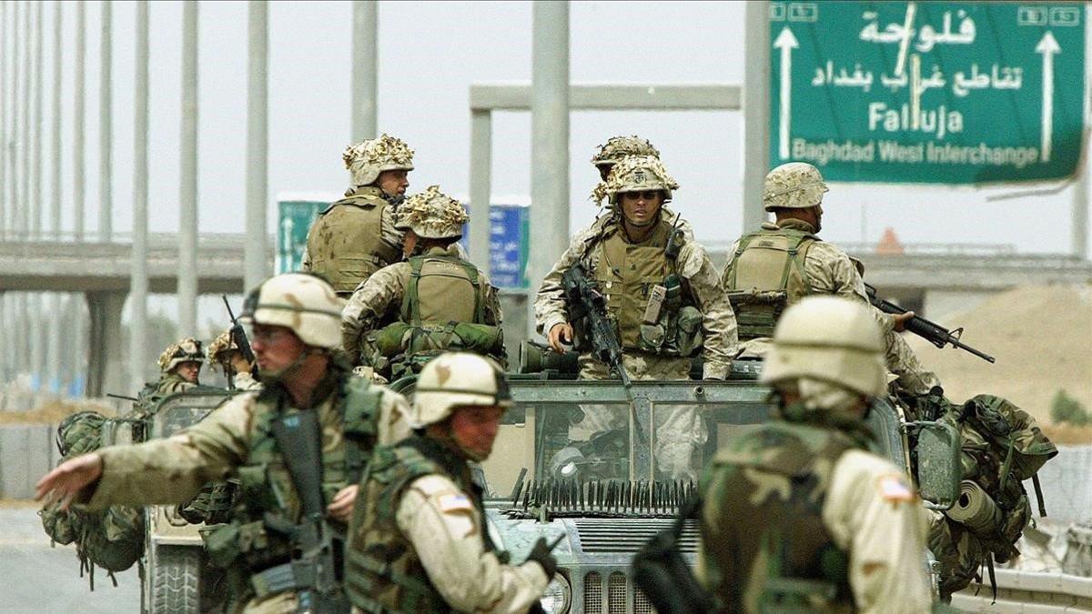 Soldados estadounidenses en un control de seguridad militar para entrar en Faluya, en abril del 2004.