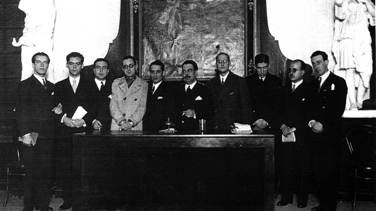 Fotografía tomada en el homenaje a Góngora que tuvo lugar en el Ateneo de Sevilla con la Generación del 27.