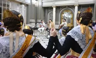 Bombai interpreta "Llamas" y "Solo si es contigo" ante falleras mayores y cortes de honor