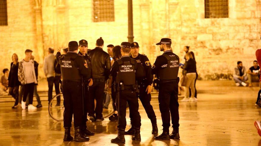 Dispositivo policial en la plaza de la Virgen.