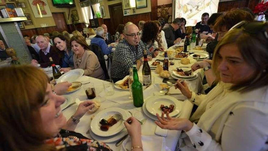 Comensales degustando la fabada, ayer, en la sidrería El Gaucho.