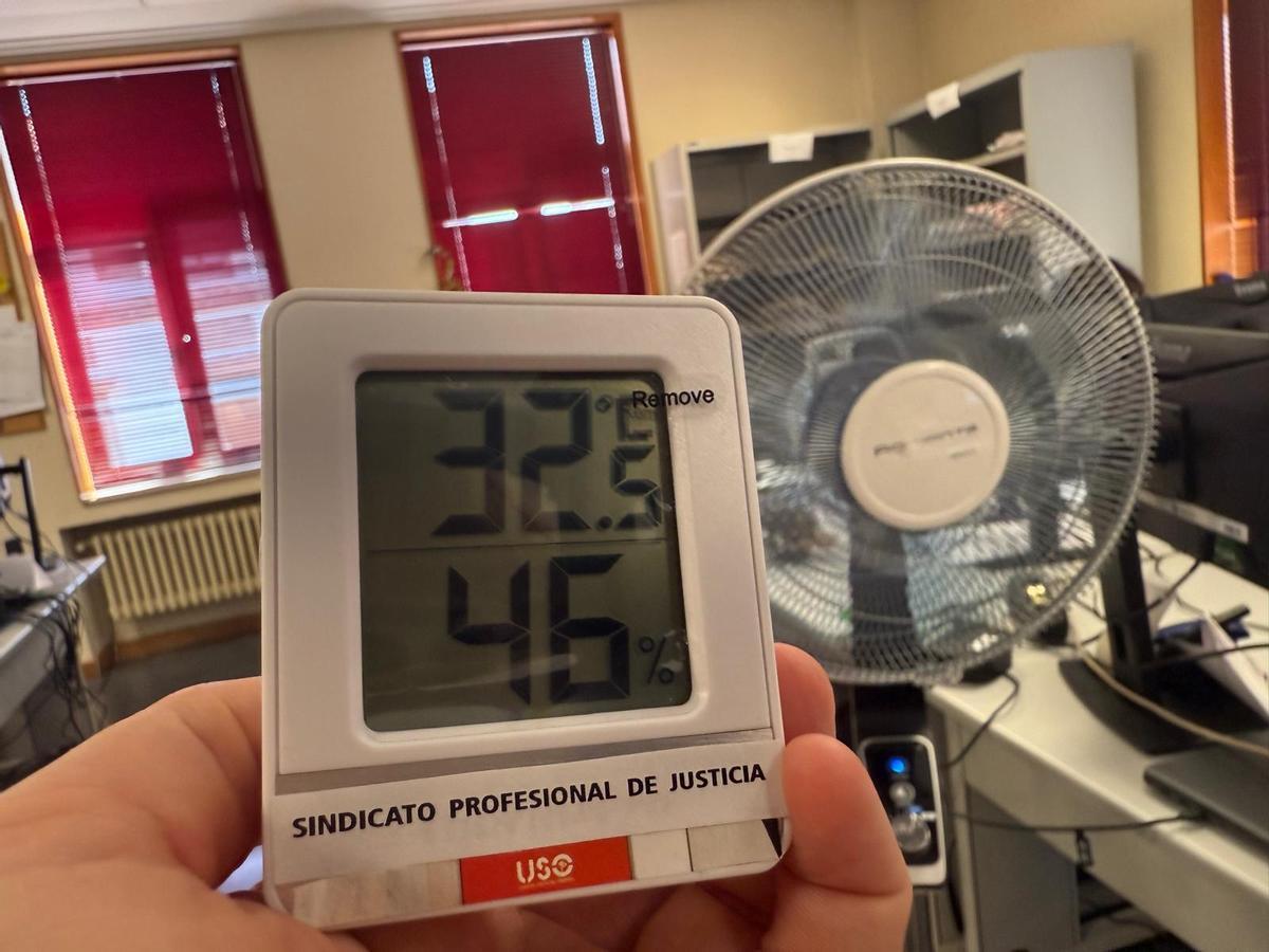 El termómetro marcando los 32 grados.