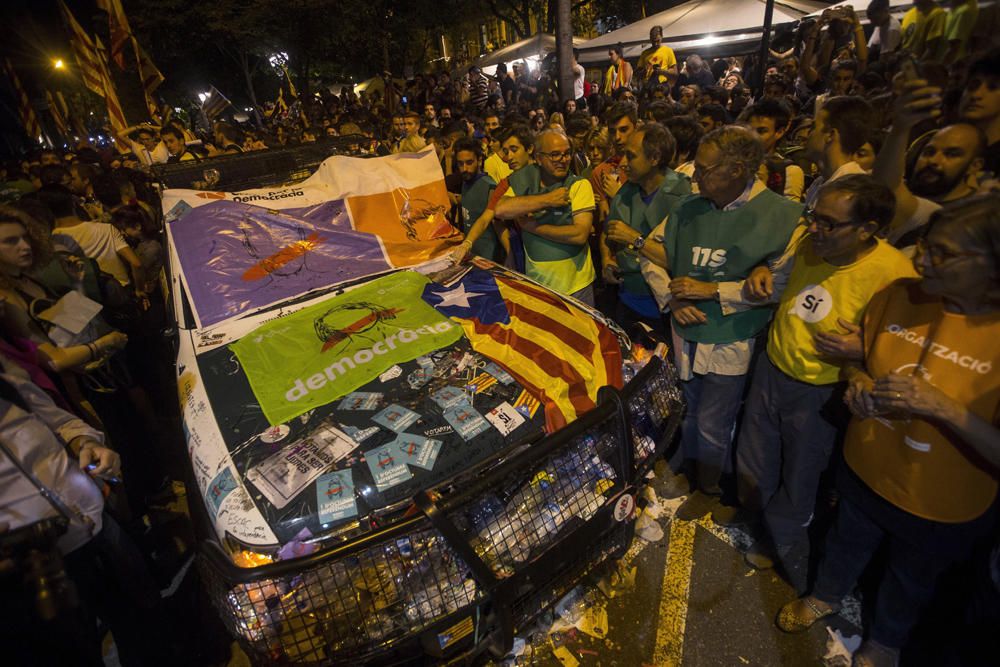 Los Mossos cargan contra los manifestantes ante la sede de la Consejería de Economía