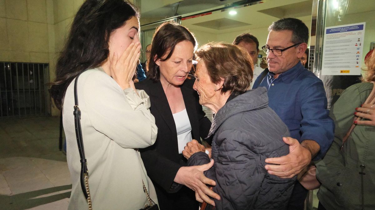 Emilia Chavero junto a su madre, Virtudes Valiente, y su marido José Romero tras el veredicto del jurado popular en mayo de 2024.