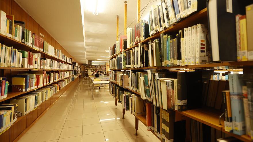 La sala general de la biblioteca Azorín, cerrada por las tardes desde septiembre