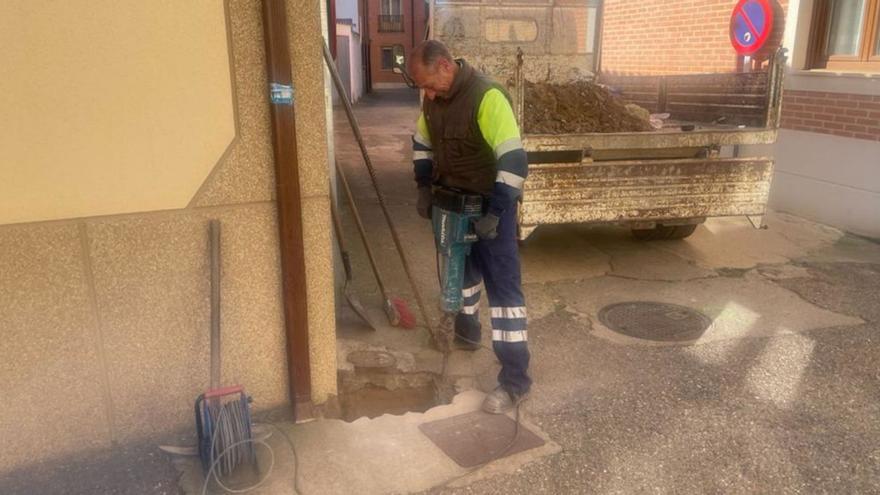 Trabajos en Villalpando para preparar la instalación de las talanqueras en el tramo urbano del encierro. | Cedida