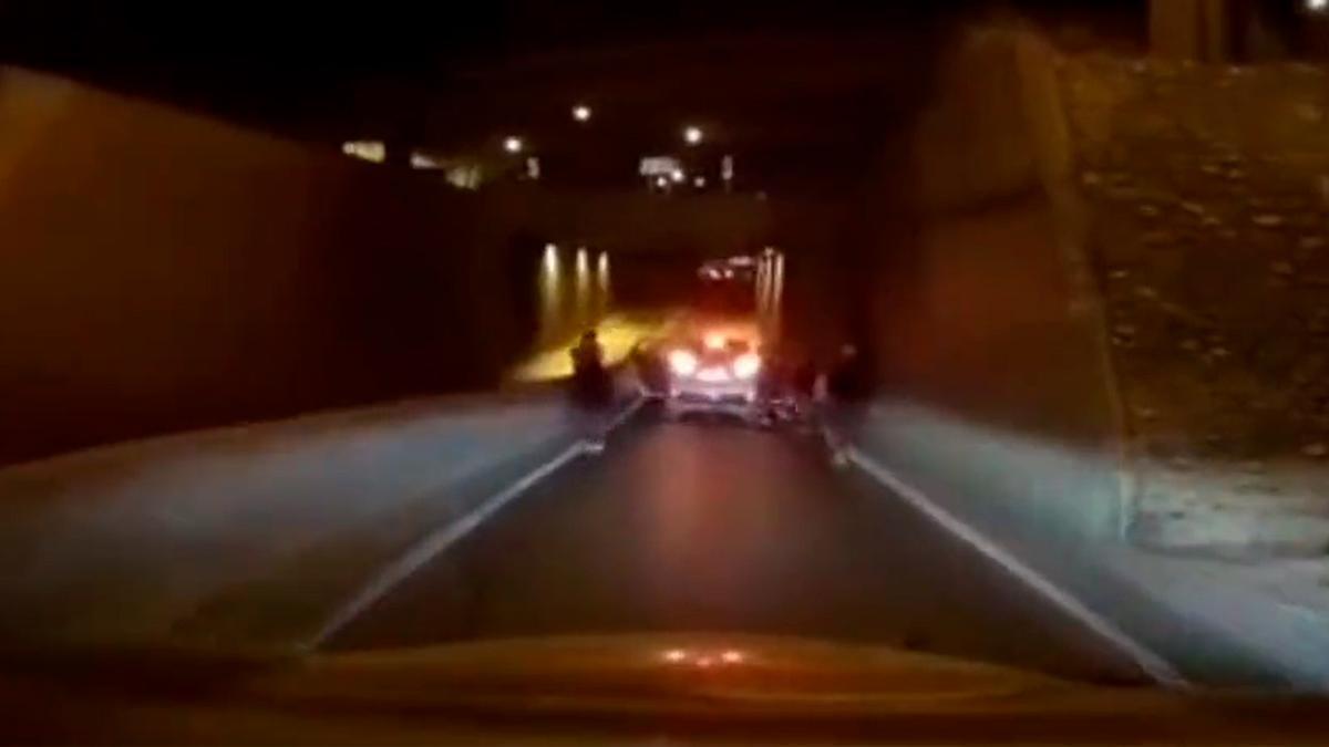 El vídeo viral que muestra la encerrona a un conductor para robarle el coche y su espectacular escape