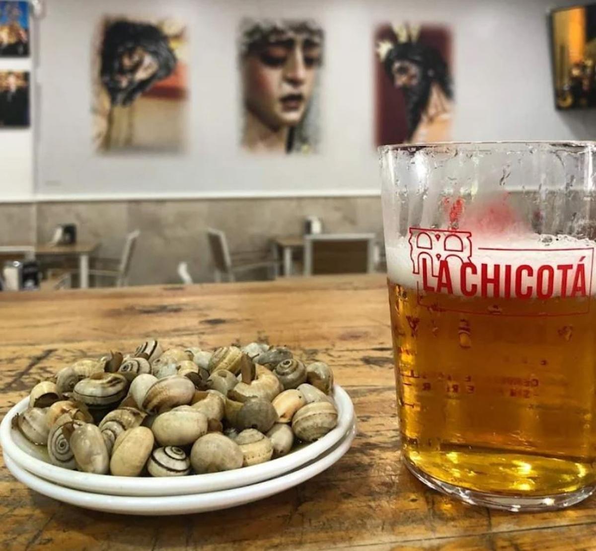 Bodeguita La Chicotá, el bar sevillano donde el Martes Santo empieza con una cuenta atrás en la pared: "Es un clásico de Sevilla"
