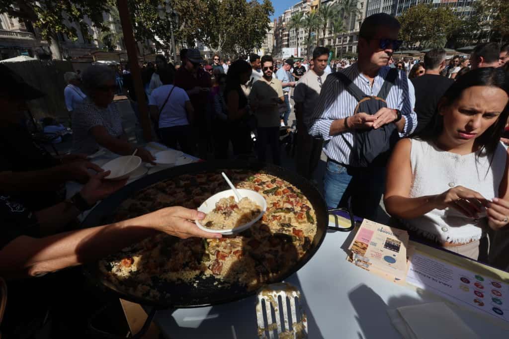 La plaza del Ayuntamiento de València se convierte en un gran restaurante al aire libre con el Tastarròs