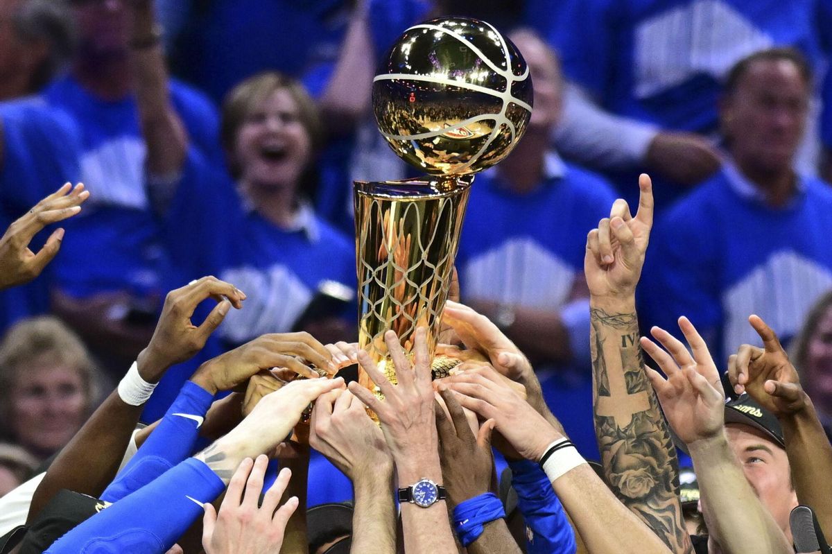 OKLAHOMA CITY (United States), 23/06/2025.- Oklahoma City Thunder players hold the Larry OBrien Championship Trophy aloft following the Oklahoma City Thunder win of the NBA finals, defeating the Indiana Pacers in game seven, at the Paycom Center in Oklahoma City, Oklahoma, USA, 22 June 2025. (Baloncesto) EFE/EPA/MANUELA SOLDI SHUTTERSTOCK OUT. SHUTTERSTOCK OUT
