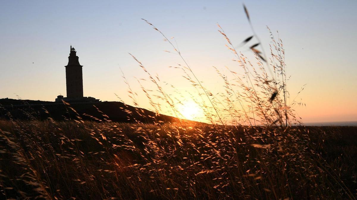 Vista de la Torre de Hércules y su entorno al atardecer.