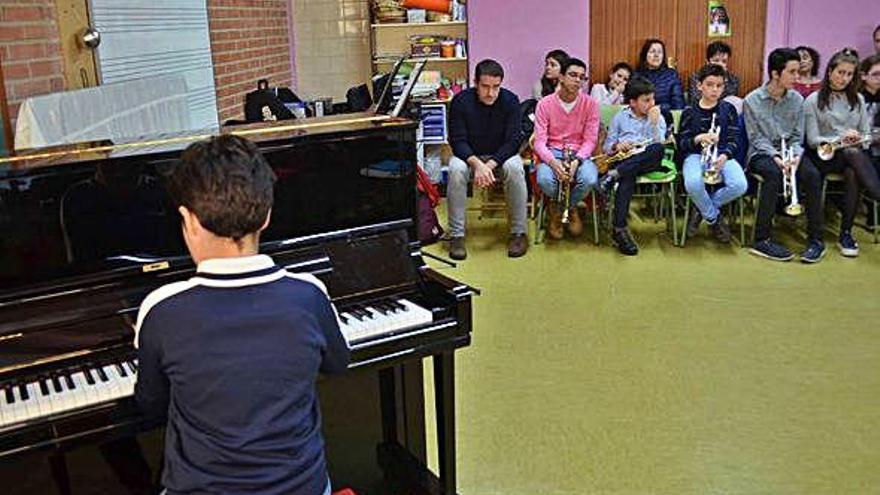 Un alumno de la Escuela de Música interpretando una pieza al piano.