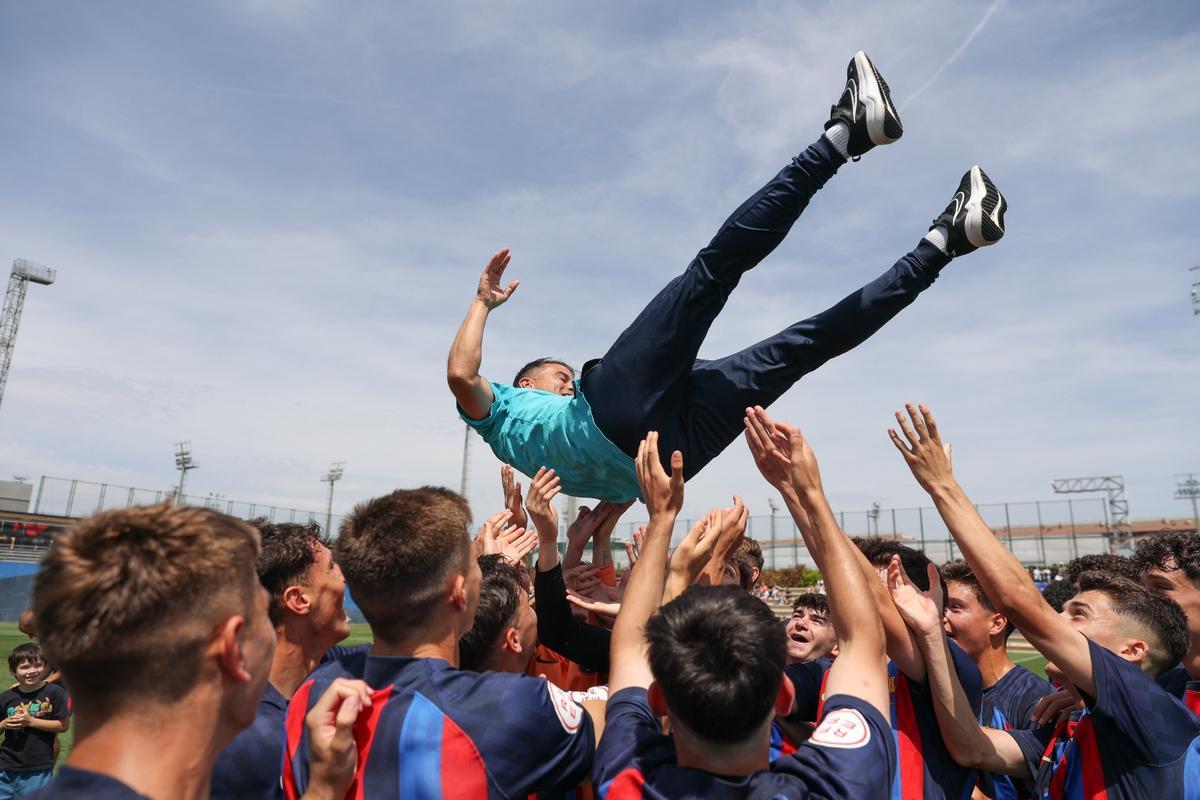 ¡Euforia absoluta! Así ha celebrado el Juvenil 'A' el título de Liga