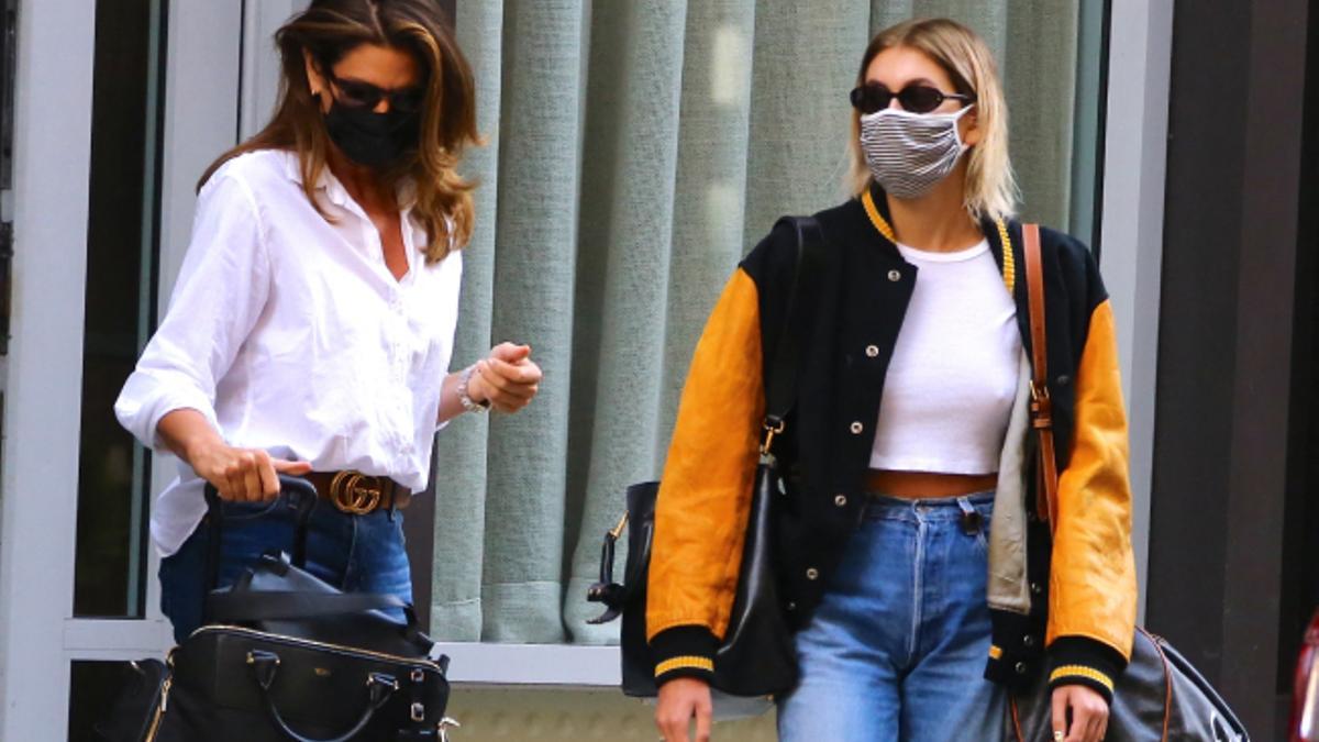 Cindy Crawford y Kaia Gerber a la salida de su apartamento en SoHo (Nueva York) de camino al aeropuerto