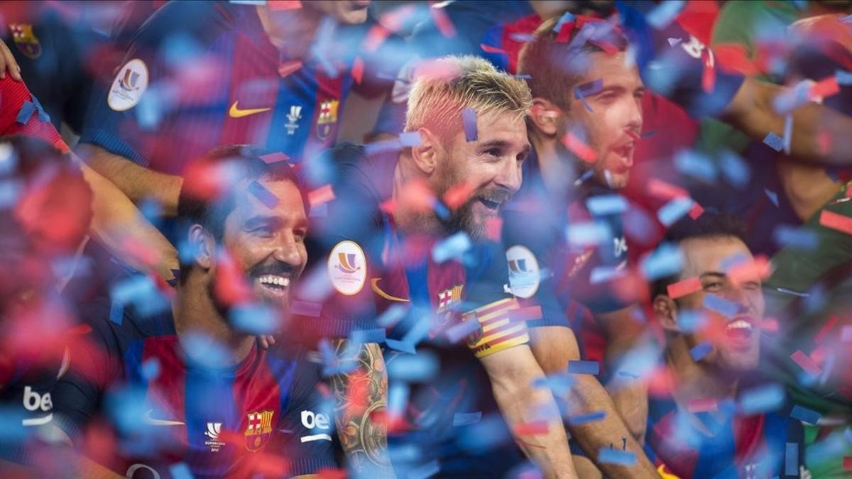 Messi festeja la Supercopa de España en el Camp Nou.