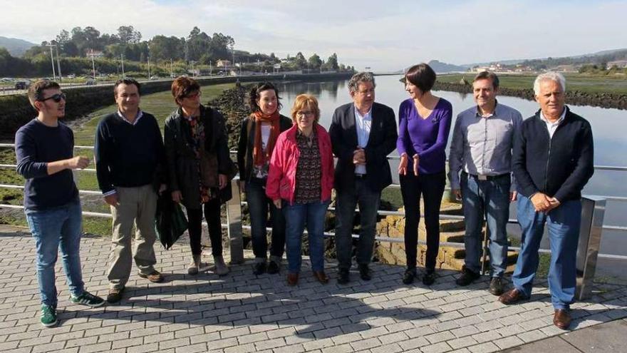 Ana Pontón, acompañada de otros dirigentes del BNG, ayer en el mirador de la ría. // R.V.