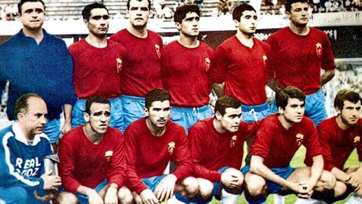 Once del Real Zaragoza campeón de la Copa de Ferias, con Duca junto a Canario agachados  empeando por la izquierda.