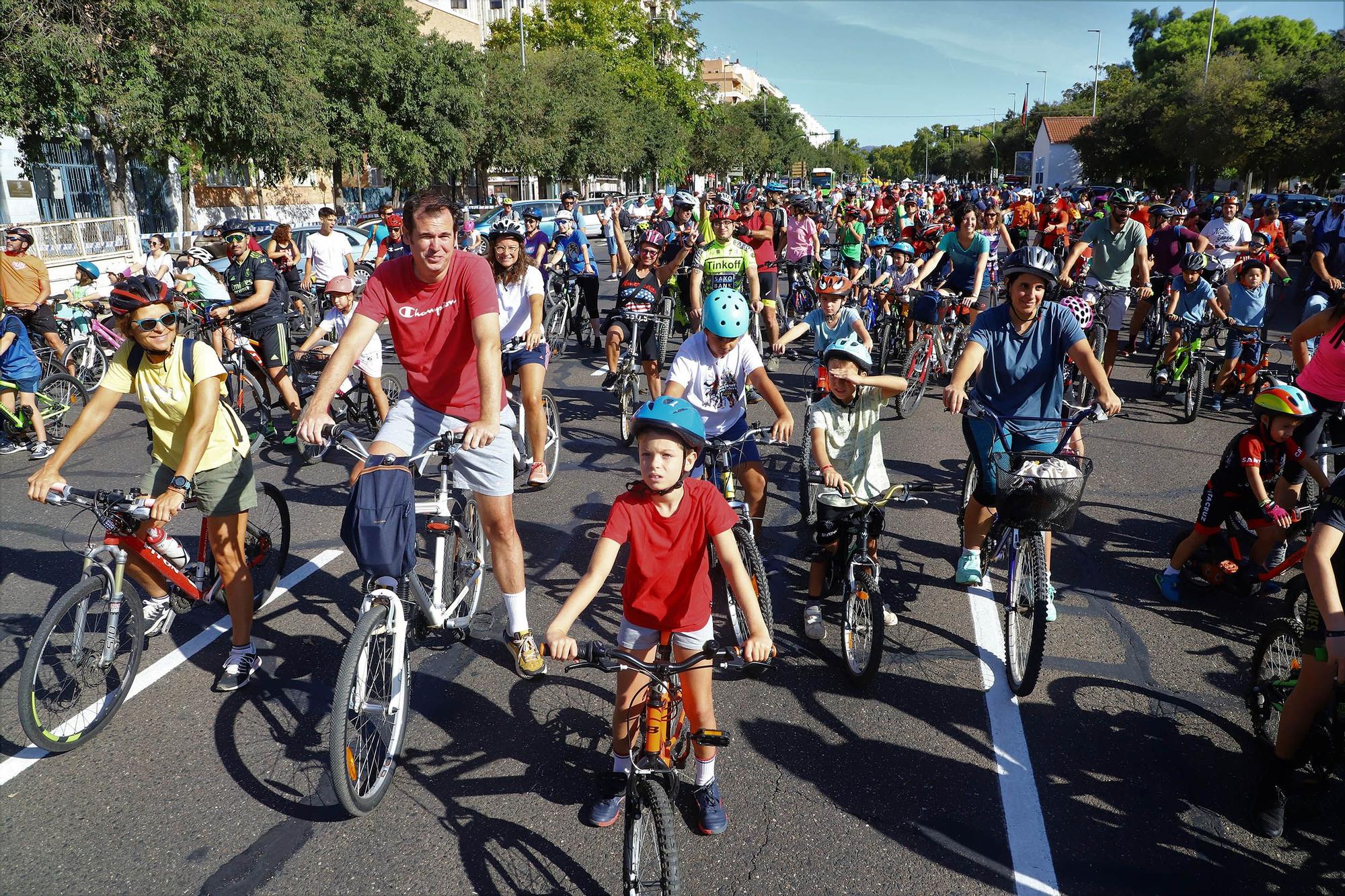 Familias enteras se suman a la Fiesta de la Bicicleta en Córdoba