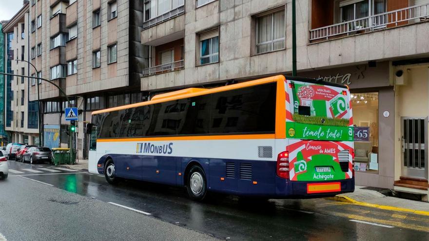 O bus de liña entre O Milladoiro e Santiago coa publicidade de apoio ao comercio. foto: CDA