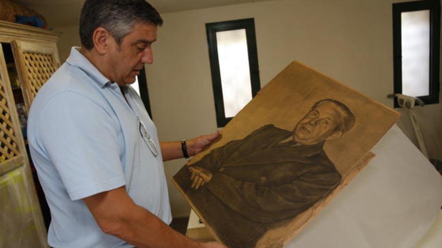 Emilio Morales observa uno de los dibujos de Pontones, el retrato del dueño de una cafetería mexicana