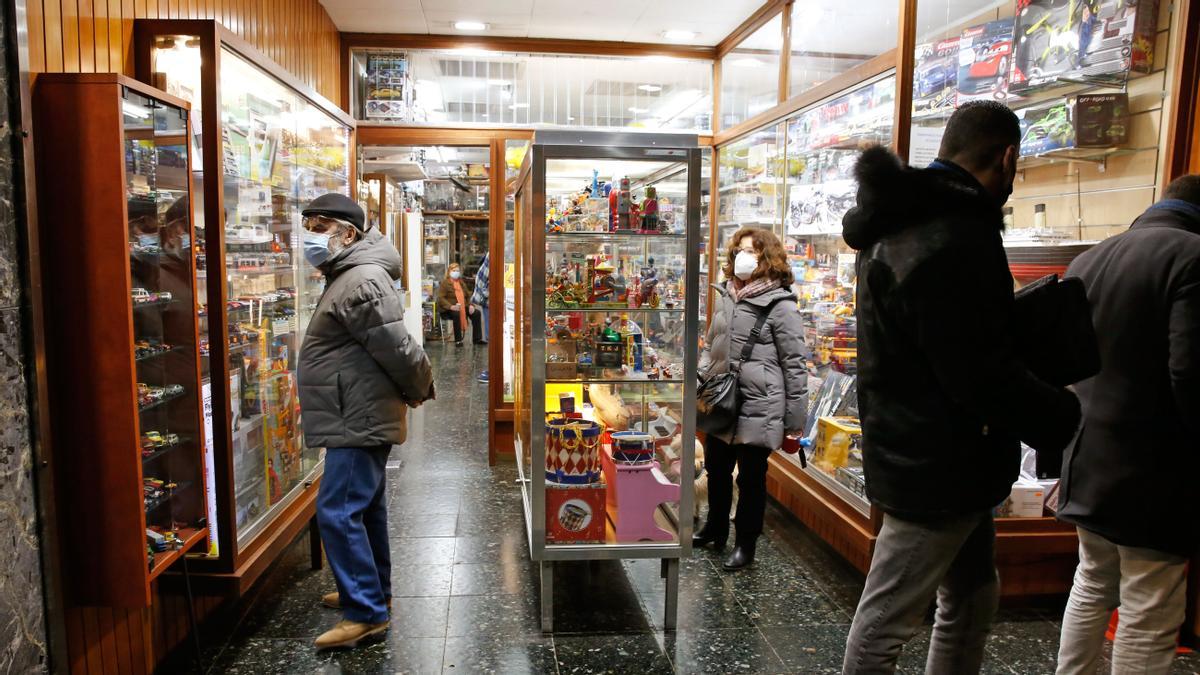 Ambiente comercial en la calle de Galileu, en Sants.